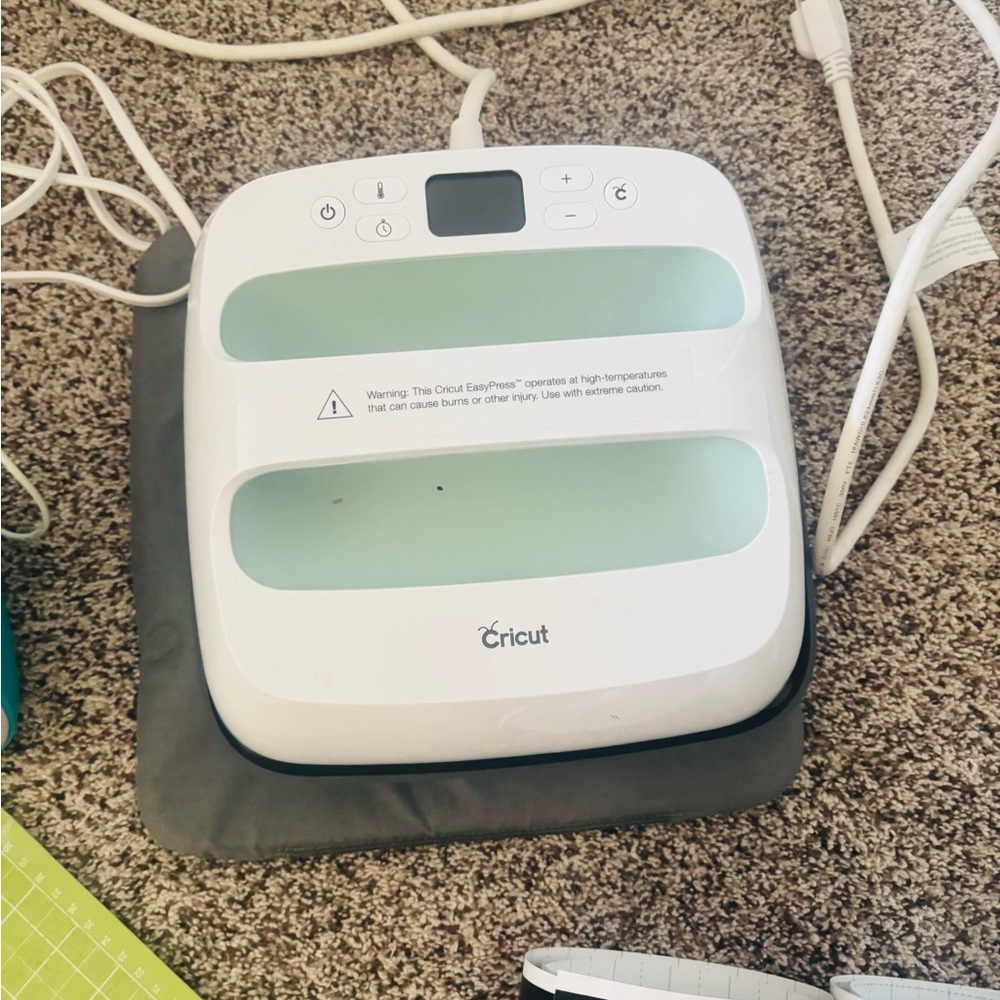 Cricut EasyPress 2 in White and Light Green